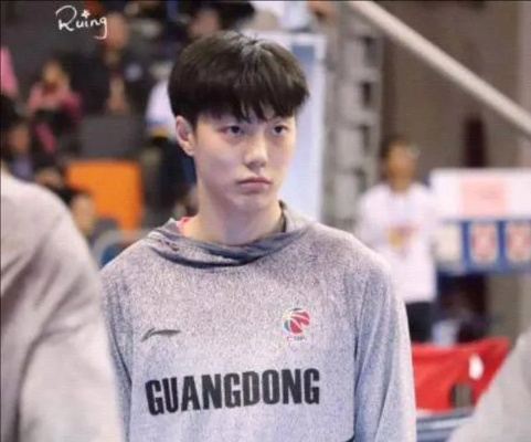 胡明轩的CBA起点，从青涩少年到广东队核心的成长之路